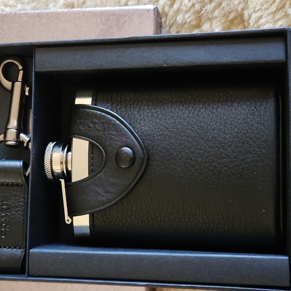 NWT IOB Coach Men's Flask & Key Holder Boxed Set 🖤🔑🍸❤️ - Picture 2 of 16